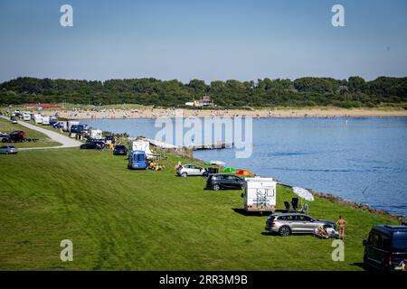 HELLEVOETSLUIS - Leute an einem warmen Spätsommertag am Strand. Der Sommer 2023 wird zum heißesten Sommer aller Zeiten in den Niederlanden werden. ANP ROBIN UTRECHT niederlande aus - belgien aus Stockfoto