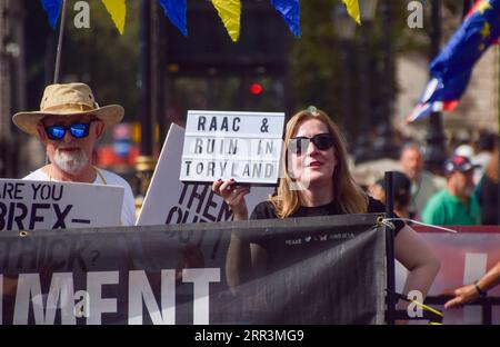 London, Großbritannien. September 2023. Ein Demonstrant hält ein Schild, das auf den RAAC-Schulskandal (verstärkter autoklavierter Porenbeton) hinweist. Anti-Tory-Demonstranten versammelten sich vor dem Parlament, als Rishi Sunak seine ersten PMQs seit seiner Rückkehr aus der Pause sah. Quelle: Vuk Valcic/Alamy Live News Stockfoto