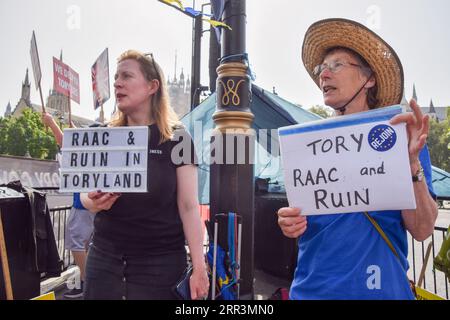 London, Großbritannien. September 2023. Die Demonstranten halten Schilder, die auf den RAAC-Schulskandal (verstärkter autoklavierter Porenbeton) hinweisen. Anti-Tory-Demonstranten versammelten sich vor dem Parlament, als Rishi Sunak seine ersten PMQs seit seiner Rückkehr aus der Pause sah. Quelle: Vuk Valcic/Alamy Live News Stockfoto