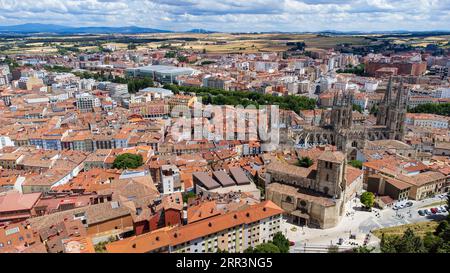 Luftaufnahme von Burgos, Kastilien und León, Spanien, mit Blick auf das historische Stadtzentrum, seine prächtige Kathedrale und Iglesia de San Esteban. Stockfoto