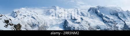 Panoramablick auf den Gorner Gletscher und das Monte Rosa Massiv vom Gornergrat, Zermatt, Kanton Wallis, Schweiz. Stockfoto