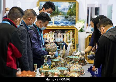 201108 -- SHANGHAI, 8. November 2020 -- Menschen besuchen den Stand des Iran auf der Consumer Goods Ausstellungsfläche während der dritten China International Import Expo CIIE in Shanghai, Ostchina, 8. November 2020. Xinhua Schlagzeilen: CIIE gibt Impulse für die wirtschaftliche Erholung entlang des Gürtels und der Straße ZhangxHaofu PUBLICATIONxNOTxINxCHN Stockfoto