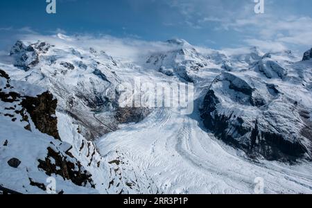 Panoramablick auf den Gorner Gletscher und das Monte Rosa Massiv vom Gornergrat, Zermatt, Kanton Wallis, Schweiz. Stockfoto