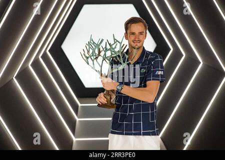 201109 -- PEKING, 9. November 2020 -- Daniil Medwedew von Russland posiert mit der Trophäe nach dem Einzel-Finale der ATP World Tour Paris Masters gegen Alexander Zverev von Deutschland in Paris, Frankreich, am 8. November 2020. Foto von /Xinhua XINHUA FOTOS DES TAGES AurelienxMorissard PUBLICATIONxNOTxINxCHN Stockfoto