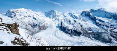 Panoramablick auf den Gorner Gletscher und das Monte Rosa Massiv vom Gornergrat, Zermatt, Kanton Wallis, Schweiz. Stockfoto