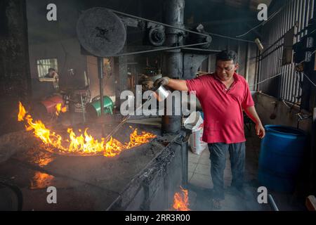 201109 -- KLANG, 9. November 2020 -- Ein Arbeiter löscht das Feuer beim Braten und Mischen der Kaffeebohnen mit Zucker und Butter in der Chuan Hoe Coffee Factory in Klang im Bundesstaat Selangor, Malaysia, 6. November 2020. Kopi O, die malaysische Version von schwarzem Kaffee, ist einer der Favoriten der Einheimischen. Die Chuan Hoe Coffee Factory ist eine traditionelle Kaffeefabrik in Klang, die seit über sechs Jahrzehnten Kopi O Pulver herstellt. Es ist eine der wenigen Fabriken in Malaysia, die immer noch darauf bestehen, ihr Kaffeepulver mit der Kohleröstmethode herzustellen. Tan Loon Chuan, 63, Stockfoto