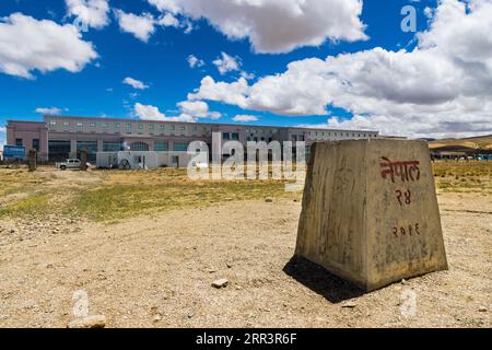 Himalaya-Gebirge und Straße nach Korala Grenze zwischen Tibet China und Upper Mustang, Nepal Stockfoto