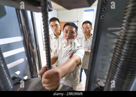 201110 -- VIENTIANE, 10. November 2020 -- Xu Zhou überprüft die Ausrüstung im Büro des China-Laos-Eisenbahnprojekts am nördlichen Stadtrand von Vientiane, Hauptstadt von Laos, 5. August 2020. Die China-Laos-Eisenbahn ist ein strategisches Andockprojekt zwischen der von China vorgeschlagenen Belt and Road Initiative und der Laos-Strategie, um das Binnenland in ein landverbundenes Drehkreuz umzuwandeln. Der chinesische Ingenieur Xu Zhou, der mit der 4. Mai-Medaille ausgezeichnet wurde, eine nationale Top-Auszeichnung für junge Chinesen, leitet seine Gruppe von der China Railway No. 2 Engineering Group CREC-2, um die Aufgabe in den Vororten von Vientiane zu erfüllen. Ou Stockfoto