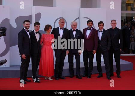 Venedig, Italien. September 2023. September 2023, Venedig, Italien: Stefano Sollima, Toni Servillo, Silvia Salvatori, Pierfrancesco Favino, Valerio Mastandrea, Adriano Giannini besuchen den roten Teppich für den Film „Adagio“ beim 80. internationalen Filmfestival in Venedig. Am 2. September 2023 in Venedig, Italien. (Foto: Amaresh V. Narro/Eyepix Group) (Foto: Eyepix/SIPA USA) Credit: SIPA USA/Alamy Live News Stockfoto