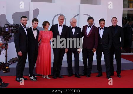 Venedig, Italien. September 2023. September 2023, Venedig, Italien: Stefano Sollima, Toni Servillo, Silvia Salvatori, Pierfrancesco Favino, Valerio Mastandrea, Adriano Giannini besuchen den roten Teppich für den Film „Adagio“ beim 80. internationalen Filmfestival in Venedig. Am 2. September 2023 in Venedig, Italien. (Foto: Amaresh V. Narro/Eyepix Group) (Foto: Eyepix/SIPA USA) Credit: SIPA USA/Alamy Live News Stockfoto