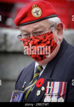 201111 -- VANCOUVER, 11. November 2020 -- Ein Veteran, der eine Gesichtsmaske trägt, nimmt an der Gedenkfeier am Victory Square in Vancouver, British Columbia, Kanada, am 11. November 2020 Teil. Aufgrund der COVID-19-Pandemie fand in diesem Jahr der Gedenktag im Rahmen von Gesundheitsschutzmaßnahmen statt. Der Siegesplatz war für die Öffentlichkeit geschlossen und erlaubte nur einer begrenzten Anzahl von Teilnehmern, an der Zeremonie teilzunehmen. Foto von /Xinhua CANADA-VANCOUVER-COVID-19-GEDÄCHTNISTAG LiangxSen PUBLICATIONxNOTxINxCHN Stockfoto