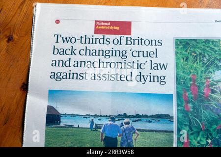 „Zwei Drittel der Briten treten dafür ein, das „grausame und anachronistische“ Gesetz gegen Assisted Dying zu ändern“, Schlagzeile der Zeitung Guardian 29. August 2023 in London Stockfoto