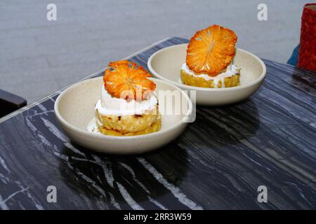 Geröstete Ananas mit getrockneten Ananas und Kokos-Eis am Meer Stockfoto