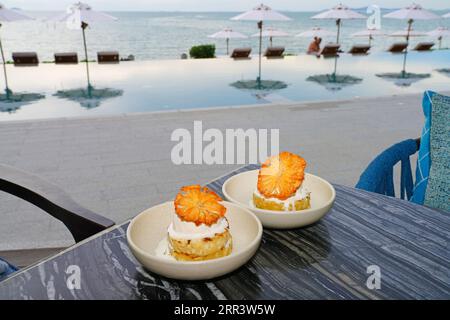 Geröstete Ananas mit getrockneten Ananas und Kokos-Eis am Meer Stockfoto