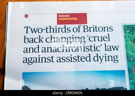 „Zwei Drittel der Briten treten dafür ein, das „grausame und anachronistische“ Gesetz gegen Assisted Dying zu ändern“, Schlagzeile der Zeitung Guardian 29. August 2023 in London Stockfoto