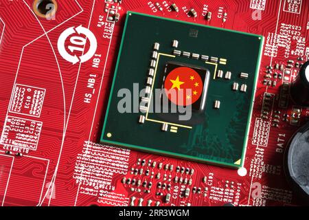 Chinesische Flagge auf einem Prozessor, einer CPU der Zentraleinheit oder einem GPU-Mikrochip auf einer Hauptplatine oder Grafikkarte. Konzept für den Kampf um globale Mikrochips Stockfoto