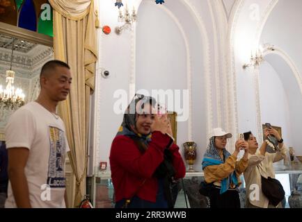 Teheran, Iran. September 2023. Chinesische Touristen fotografieren beim Besuch des Golestan-Palastes im Süden Teherans am 2. September 2023. Iran und China unterhalten freundschaftliche, wirtschaftliche und strategische Beziehungen. Im März 2021 unterzeichneten Iran und China ein Abkommen über eine 25-jährige Zusammenarbeit, das die Beziehungen zwischen zwei Ländern stärken wird, das "politische, strategische und wirtschaftliche" Komponenten umfasst. (Foto: Morteza Nikoubazl/NurPhoto) Credit: NurPhoto SRL/Alamy Live News Stockfoto