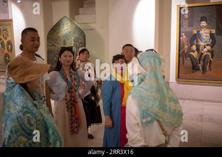 Teheran, Iran. September 2023. Chinesische Touristen besuchen den Golestan-Palast im Süden Teherans, 2. September 2023. Iran und China unterhalten freundschaftliche, wirtschaftliche und strategische Beziehungen. Im März 2021 unterzeichneten Iran und China ein Abkommen über eine 25-jährige Zusammenarbeit, das die Beziehungen zwischen zwei Ländern stärken wird, das "politische, strategische und wirtschaftliche" Komponenten umfasst. (Foto: Morteza Nikoubazl/NurPhoto) Credit: NurPhoto SRL/Alamy Live News Stockfoto