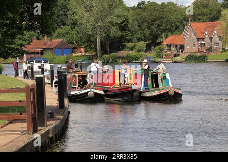 Festgefahrene Schmalboote warten darauf, die Schleuse Hambleden an der Themse in Berkshire zu betreten Stockfoto