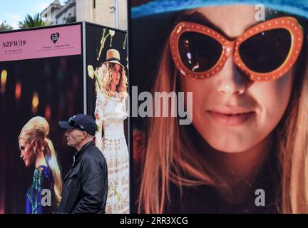 201113 -- AUCKLAND, 13. November 2020 -- Ein Mann steht neben Plakaten der Auckland Fashion Week in Auckland, Neuseeland, am 29. August 2019. Auckland ist mit rund 1,5 Millionen Einwohnern eine Metropolstadt auf der Nordinsel Neuseelands. CitySketchNEW ZEALAND-AUCKLAND GuoxLei PUBLICATIONxNOTxINxCHN Stockfoto