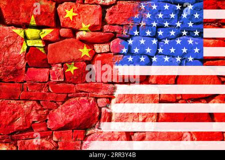 Flaggen der Vereinigten Staaten und China auf einer Steinmauer gemalt. Konzept der Sanktionen, Handelskrieg, Verschlechterung der diplomatischen Beziehungen, Konfrontation und s Stockfoto