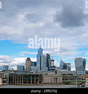 City of London Wolkenkratzer Skyline Blick auf das Finanzviertel mit dunkler Wolke im August 2023 London England UK KATHY DEWITT Stockfoto