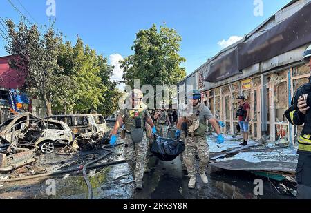 Kostiantynivka, Ukraine. September 2023. Ukrainische Soldaten, die am Mittwoch, dem 6. September 2023, in Kostiantyniwka, Ukraine, einen Leichnam auf dem zerstörten Markt tragen. Mindestens 16 Menschen wurden getötet und Dutzende wurden verletzt, nachdem eine Rakete einen Markt im Zentrum von Kostiantyniwka in der ukrainischen östlichen Donezk getroffen hatte. Foto vom Innenministerium der Ukraine/Kredit: UPI/Alamy Live News Stockfoto