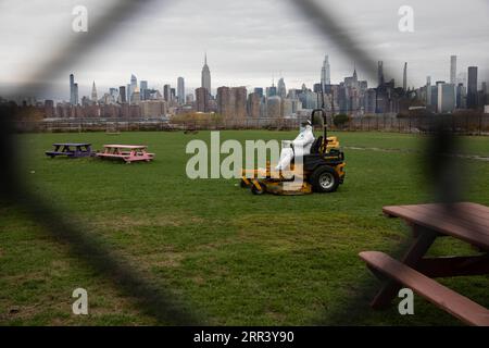 201114 -- PEKING, 14. November 2020 -- Ein Arbeiter mit persönlicher Schutzausrüstung mäht das Gras im Bushwick Inlet Park im Brooklyn Borough von New York, USA, 12. November 2020. Die Vereinigten Staaten meldeten am Mittwoch 143.408 neue COVID-19-Fälle, eine Rekordzunahme seit dem Ausbruch der Pandemie in dem Land, sagte das US-Zentrum für die Kontrolle und Prävention von Krankheiten CDC am Donnerstag. Foto von /Xinhua XINHUA FOTOS DES TAGES MichaelxNagle PUBLICATIONxNOTxINxCHN Stockfoto