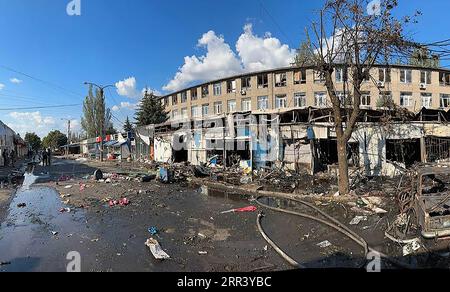 Kostiantynivka, Ukraine. September 2023. Ukrainische Soldaten führen Arbeiten auf dem zerstörten Markt durch, als Folge eines russischen Raketenangriffs am Mittwoch, den 6. September 2023, in Kostiantyniwka, Ukraine. Mindestens 16 Menschen wurden getötet und Dutzende wurden verletzt, nachdem eine Rakete einen Markt im Zentrum von Kostiantyniwka in der ukrainischen östlichen Donezk getroffen hatte. Foto vom Innenministerium der Ukraine/Kredit: UPI/Alamy Live News Stockfoto