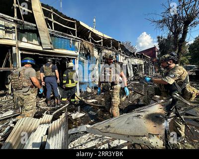 Kostiantynivka, Ukraine. September 2023. Ukrainische Soldaten führen Arbeiten auf dem zerstörten Markt durch, als Folge eines russischen Raketenangriffs am Mittwoch, den 6. September 2023, in Kostiantyniwka, Ukraine. Mindestens 16 Menschen wurden getötet und Dutzende wurden verletzt, nachdem eine Rakete einen Markt im Zentrum von Kostiantyniwka in der ukrainischen östlichen Donezk getroffen hatte. Foto vom Innenministerium der Ukraine/Kredit: UPI/Alamy Live News Stockfoto