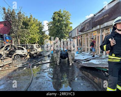 Kostiantynivka, Ukraine. September 2023. Ukrainische Soldaten, die am Mittwoch, dem 6. September 2023, in Kostiantyniwka, Ukraine, einen Leichnam auf dem zerstörten Markt tragen. Mindestens 16 Menschen wurden getötet und Dutzende wurden verletzt, nachdem eine Rakete einen Markt im Zentrum von Kostiantyniwka in der ukrainischen östlichen Donezk getroffen hatte. Foto des ukrainischen Präsidenten Pressedienst / Credit: UPI/Alamy Live News Stockfoto