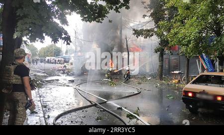 Kostiantynivka, Ukraine. September 2023. Ukrainische Soldaten führen Arbeiten auf dem zerstörten Markt durch, als Folge eines russischen Raketenangriffs am Mittwoch, den 6. September 2023, in Kostiantyniwka, Ukraine. Mindestens 16 Menschen wurden getötet und Dutzende wurden verletzt, nachdem eine Rakete einen Markt im Zentrum von Kostiantyniwka in der ukrainischen östlichen Donezk getroffen hatte. Foto vom Innenministerium der Ukraine/Kredit: UPI/Alamy Live News Stockfoto