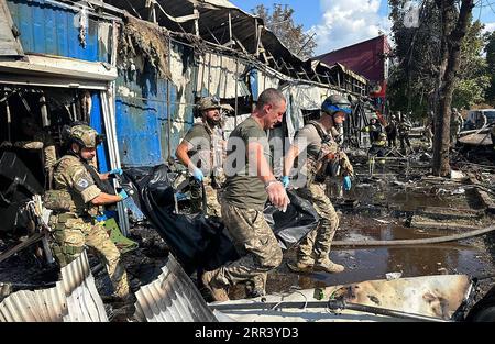 Kostiantynivka, Ukraine. September 2023. Ukrainische Soldaten, die am Mittwoch, dem 6. September 2023, einen Leichnam auf dem zerstörten Markt bei einem russischen Raketenangriff trugen. In Kostiantynivka, Ukraine. Mindestens 16 Menschen wurden getötet und Dutzende wurden verletzt, nachdem eine Rakete einen Markt im Zentrum von Kostiantyniwka in der ukrainischen östlichen Donezk getroffen hatte. Foto vom Innenministerium der Ukraine/Kredit: UPI/Alamy Live News Stockfoto