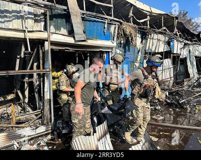 Kostiantynivka, Ukraine. September 2023. Ukrainische Soldaten, die am Mittwoch, dem 6. September 2023, in Kostiantyniwka, Ukraine, einen Leichnam auf dem zerstörten Markt tragen. Mindestens 16 Menschen wurden getötet und Dutzende wurden verletzt, nachdem eine Rakete einen Markt im Zentrum von Kostiantyniwka in der ukrainischen östlichen Donezk getroffen hatte. Foto vom Innenministerium der Ukraine/Kredit: UPI/Alamy Live News Stockfoto