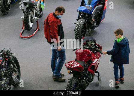 201115 -- MOSKAU, 15. November 2020 -- Ein Mann, Der eine Gesichtsmaske trägt, überprüft ein Motorrad, während er an einem Massensportereignis teilnimmt Let s Go 2020. Geländefahrzeug in Moskau, Russland, 15. November 2020. Die Veranstaltung wird von Herstellern und Fans verschiedener Geländefahrzeuge besucht: SUVs, Wohnmobile, ATVs, Schneemobile und Motorräder. Foto von /Xinhua RUSSIA-MOSCOW-ALL-TERRAIN VEHICLES-SHOW AlexanderxZemlianichenkoxJr PUBLICATIONxNOTxINxCHN Stockfoto