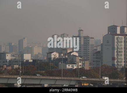 201116 -- SEOUL, 16. November 2020 -- Gebäude sind in Smog gehüllt in Seoul, Südkorea, 16. November 2020. Am Montag vergoss dicker Dunst die südkoreanische Hauptstadt Seoul sowie die umliegenden Gebiete. SÜDKOREA-SEOUL-SMOG WangxJingqiang PUBLICATIONxNOTxINxCHN Stockfoto