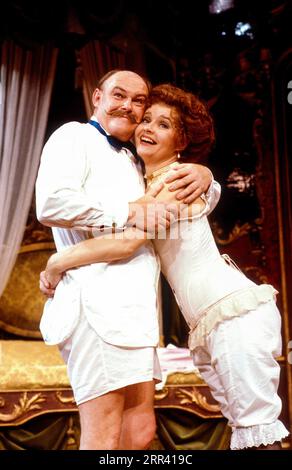 Timothy West (Charlie Mucklebrass), Prunella Scales (Daisy Wray) in BIG IN BRAZIL von Bamber Gascoigne im Old Vic Theatre, London SE1 17/09/1984 Bühnenbild: Patrick Robertson Kostüme: Rosemary Vercoe Lighting: Mark Henderson Regisseur: Mel Smith Stockfoto