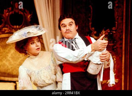 Prunella Scales (Daisy Wray), Timothy West (Charlie Mucklebrass / Spidi Gonzales) in BIG IN BRAZIL von Bamber Gascoigne im Old Vic Theatre, London SE1 17/09/1984 Bühnenbild: Patrick Robertson Kostüme: Rosemary Vercoe Beleuchtung: Mark Henderson Regisseur: Mel Smith Stockfoto