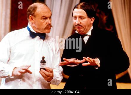 l-r: Timothy West (Charlie Mucklebrass), Jimmy Mulville (Pilfer) in BIG IN BRAZIL von Bamber Gascoigne im Old Vic Theatre, London SE1 17/09/1984 Bühnenbild: Patrick Robertson Kostüme: Rosemary Vercoe Beleuchtung: Mark Henderson Regisseur: Mel Smith Stockfoto