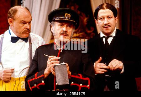 l-r: Timothy West (Charlie Mucklebrass), Derek Smith (Chief of Police), Jimmy Mulville (Pilfer) in BIG IN BRAZIL von Bamber Gascoigne im Old Vic Theatre, London SE1 17/09/1984 Bühnenbild: Patrick Robertson Kostüme: Rosemary Vercoe Beleuchtung: Mark Henderson Regisseur: Mel Smith Stockfoto