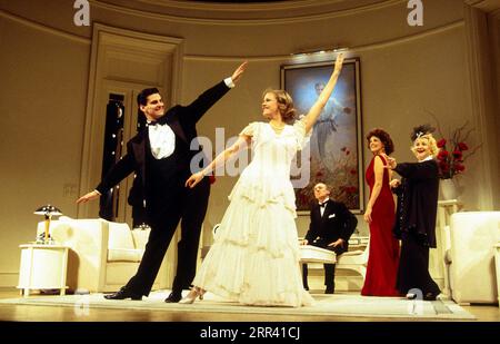 l-r: Tristan Gemmill (Gordon Whitehouse), Charlotte Ruthven (Betty Whitehouse), Christopher Timothy (Charles Stanton), Gayle Hunnicutt (Freda Caplan), Jean Boht (Miss Mockridge) in GEFÄHRLICHER ECKE von J B Priestley im Whitehall Theatre, London SW1 19/01/1995 A Chichester Festival Theatre Produktionsdesign: Simon Higletter Keith Stockfoto