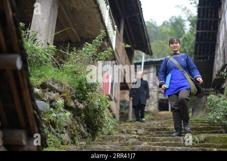 201117 -- QIANDONGNAN, 17. November 2020 -- Liu Yuan, ein Beamter der primären Armutsbekämpfung, ist auf dem Weg in den Haushalt, den sie im Dorf Balu im Kreis Rongjiang, der Autonomen Präfektur Qiandongnan Miao und Dong, Provinz Guizhou im Südwesten Chinas, am 16. November 2020 unterstützt. Liu Yuan, 32, arbeitet seit November 2019 als Beamter für Armutsbekämpfung auf primärer Ebene im Dorf Balu im Kreis Rongjiang. In ihrer täglichen Arbeit bemühte sie sich, praktische Probleme für die Dorfbewohner zu lösen, einschließlich der Empfehlung von Arbeitsplätzen für Arbeitslose, Hilfe für umgesiedelte Haushalte, die ihre Shanty-Häuser abrissen, und Aufnahme Stockfoto