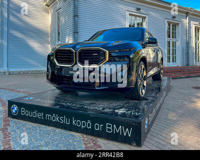 Jurmala, Lettland - 2. September 2023: Der neue BMW XM wird auf der Straße in der Nähe des Dzintari Konzertsaals ausgestellt. Inschrift auf dem Sockel in Lettisch Stockfoto