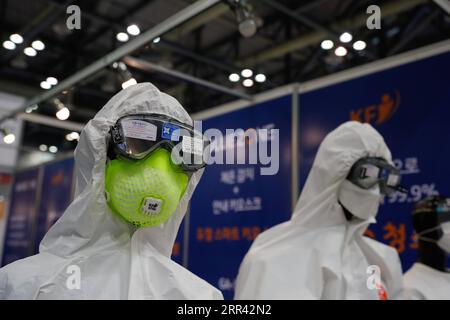 201118 -- GOYANG, 18. November 2020 -- Foto aufgenommen am 18. November 2020 zeigt Produkte zur Epidemieprävention, die während der 2020 South Korea Defense & Security Expo im Korea International Exhibition Center in Goyang in der Provinz Gyeonggi, Südkorea, ausgestellt wurden. Südkorea beschloss am Dienstag, seine fünfstufige Regelung der sozialen Distanzierung im Großraum Seoul angesichts des COVID-19-Wiederauflebens in und um die Hauptstadt um eine Stufe anzuheben. SÜDKOREA-SEOUL METROPOLITAN AREA-COVID-19 WANGXJINGQIANG PUBLICATIONXNOTXINXCHN Stockfoto
