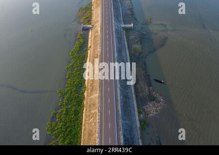 Die Allwetterstraße Itna-Mithamoin-Austagram führt direkt durch ein ausgedehntes Haior-Gebiet parallel zu den Flüssen Dhanu und Baulai, ausgehend von Itna Upazila S Stockfoto