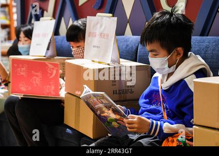 201119 -- PEKING, 19. November 2020 -- Ein Junge liest Ein Buch im Sisyphe Bookstore in Nanning, Hauptstadt der südchinesischen autonomen Region Guangxi Zhuang, 15. März 2020. PORTRAITSWORLD CHILDREN S DAY IN AN UNAERZTEM JAHR CAOXYIMING PUBLICATIONXNOTXINXCHN Stockfoto