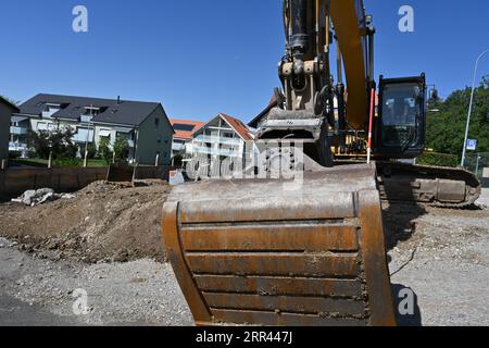 Nahaufnahme eines Löffels eines Raupenbaggers auf der Baustelle eines Einfamilienhauses. Stockfoto