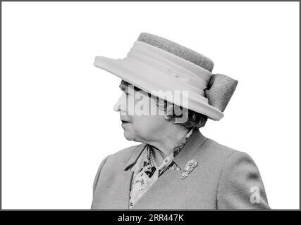 QUEEN ELIZABETH II Profil Kopf & Schultern schwarz & weiß Ausschnitt Landschaftsformat auf weißem Hintergrund der geliebten und verehrten HM Queen Elizabeth II (fotografiert von Ian Shaw auf Windsor Castle Grounds Berkshire UK) Stockfoto