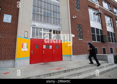 201119 -- NEW YORK, 19. November 2020 -- Ein Mann geht am 19. November 2020 zum Eingang einer öffentlichen Schule in New York, USA. Der Bürgermeister von New York, Bill de Blasio, gab am Mittwoch bekannt, dass alle öffentlichen Schulen in der Stadt ab Donnerstag geschlossen werden würden, da die COVID-19-Infektionsrate im 7-Tage-Durchschnitt 3 Prozent übersteigt. U.S.-NEW YORK-COVID-19-PUBLIC SCHOOLS-CLOSURE WANGXYING PUBLICATIONXNOTXINXCHN Stockfoto