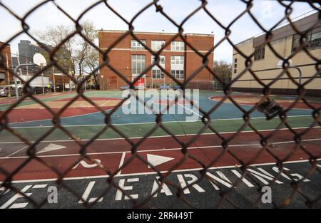 201119 -- NEW YORK, 19. November 2020 -- Foto aufgenommen am 19. November 2020 zeigt den leeren Spielplatz einer öffentlichen Schule in New York, USA. Der Bürgermeister von New York, Bill de Blasio, gab am Mittwoch bekannt, dass alle öffentlichen Schulen in der Stadt ab Donnerstag geschlossen werden würden, da die COVID-19-Infektionsrate im 7-Tage-Durchschnitt 3 Prozent übersteigt. U.S.-NEW YORK-COVID-19-PUBLIC SCHOOLS-CLOSURE WANGXYING PUBLICATIONXNOTXINXCHN Stockfoto